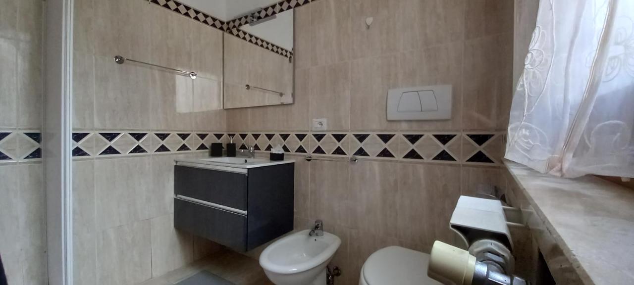 Alloggio Turistico A Via Modugno Vitinia Bagian luar foto