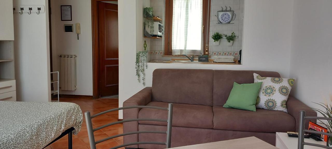 Alloggio Turistico A Via Modugno Vitinia Bagian luar foto